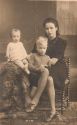 Catharina Muis met 2 van haar 3 kinderen, zitten Petronella Jaantje en staand Jan van den Heuvel. Catharina Muis met 2 van haar 3 kinderen, zitten Petronella Jaantje en staand Jan van den Heuvel.