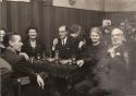 Helemaal rechts op de foto, Jan van den Heuvel en Jaantje Schrumpf, de andere personen zijn nog onbekend. Helemaal rechts op de foto, Jan van den Heuvel en Jaantje Schrumpf, de andere personen zijn nog onbekend.