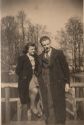Arie van den Heuvel met een onbekende vrouw. Arie van den Heuvel met een onbekende vrouw.