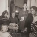 Feest bij de familie van den Heuvel (Sinterklaas?) van links naar rechts, op de voorgrond Sandra, daar achter Margareth, Gerrigje van Doesburg, Janet, Arie en Marco van den Heuvel. Feest bij de familie van den Heuvel (Sinterklaas?) van links naar rechts, op de voorgrond Sandra, daar achter Margareth, Gerrigje van Doesburg, Janet, Arie en Marco van den Heuvel.